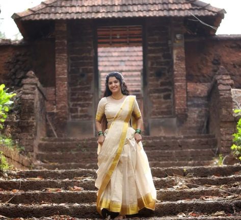 Temple Shoot Kerala, Temple Shoot, Kerala Traditional Saree, Kerala Engagement Dress, Kerala Saree Blouse, Onam Outfits, Logo Makeup, Temple Photography, Kerala Saree