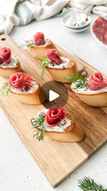 One Bite Sandwiches, Mini Sandwiches For Parties, Little Sandwiches, Mini Food Appetizers, Salami Rose, Rose Food, Fast Appetizers, Salami Sandwich, Cream Cheese Roll Up