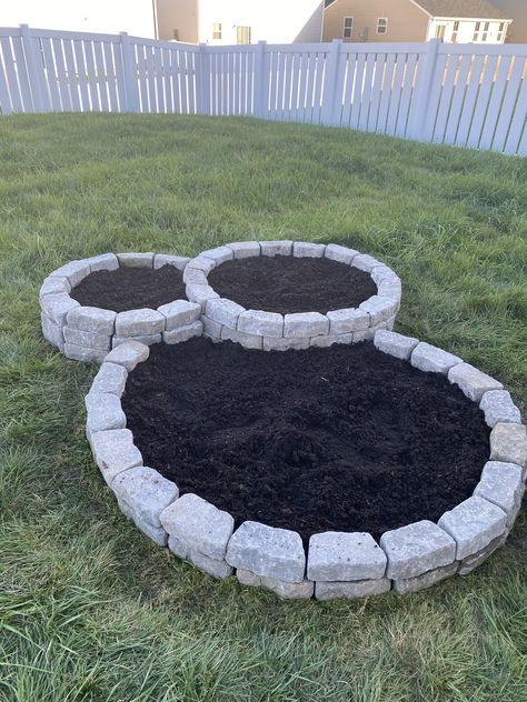 3 Ring Stone Raised bed Fancy Garden, Small Front Yard Landscaping, Front Yard Garden Design, Diy Backyard Landscaping, Home Landscaping, Garden Yard Ideas, 수채화 그림, Front Yard Garden, Front Yard Landscaping Design