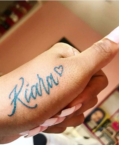 Baddie Name Tattoos, Boyfriend Name Tattoo Ideas For Women, Name On Hand Tattoo, Tattoos On Your Hand, Cute Name Tattoos, Name Tattoos On Neck, Boyfriend Name Tattoos, Small Name Tattoo, Name Tattoo On Hand