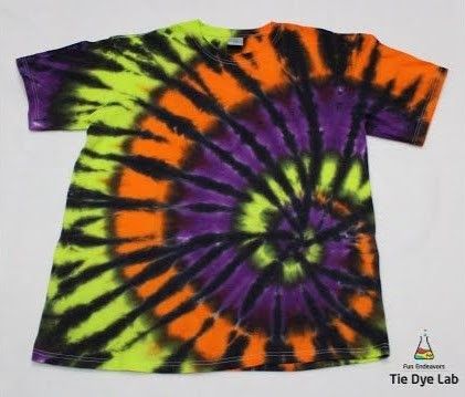 Diy Halloween Shirts, Tie Dye Tutorial, Tie Dye Shirts Patterns, Diy Tie Dye Techniques, Diy Tie Dye Designs, Tie Dye Patterns Diy, Diy Tie Dye Shirts, Colorful Halloween, Tie Dye Party