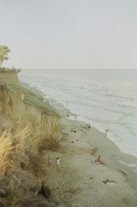 Thanks to Tanya Prodan for making this photo available freely on @unsplash 🎁 Beach Film Photos, 35mm Beach Photography, Beach Film Portraits, Film Beach, 60s Beach Photos, Analog Photo, Beach Film Photography 35mm, Shot On Film, Analog Photography