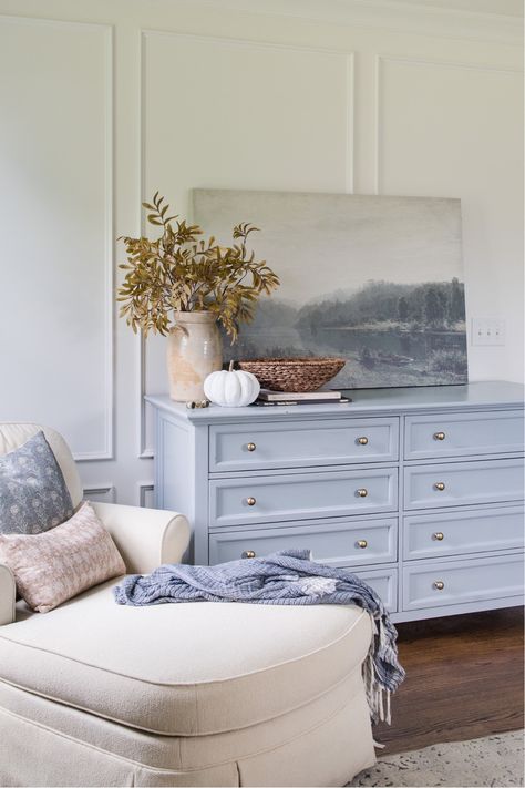 Bedroom fall decor with blue dresser, chaise lounge, fall stems, vintage vase and canvas art Dusty Blue Home Decor, Blue Dresser Bedroom, Fall Decor With Blue, Germany Living, Cottage Core Bedroom, Bedroom Fall Decor, Fall Stems, Light Blue Bedroom, Country Style Bedroom