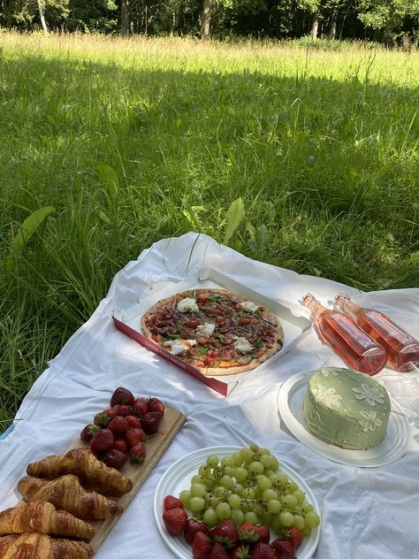 Princess Picnic, Platonic Soulmates, Picnic Inspo, Aesthetic Picnic, Picnic Aesthetic, Picnic Inspiration, Picnic Ideas, Pic Nic, Picnic Date