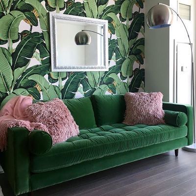 Green Rooms Ideas, Grass Green Sofa, Green Apartment Decor, Green Velvet Couch, Green Sofa Living, Green Sofa Living Room, Green Room Decor, Green Apartment, Modern Sofa Couch