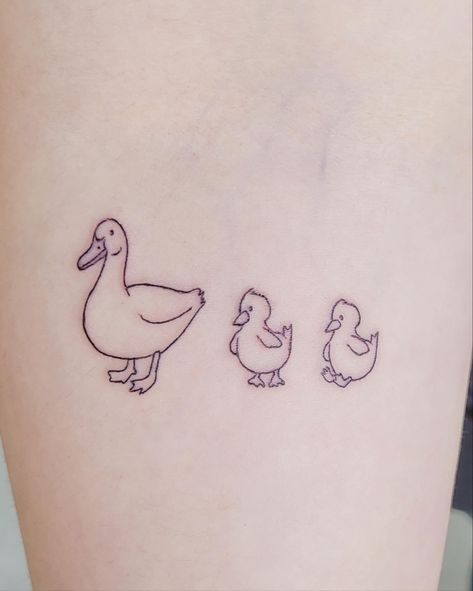 Mom Duck And Ducklings Tattoo, 3 Ducks Tattoo, Mama Duck Tattoo, Mother Duck Tattoo, Duck Duck Goose Tattoo, Cute Duck Tattoo Ideas, Life Is Good Tattoo Ideas, Momma Duck And Ducklings Tattoo, Duckling Tattoo Baby Ducks