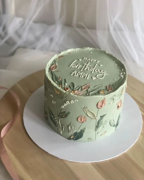 Sage green + 🌷🤌🏻 #cakestagram #cakesoffacebook #cakeoftheday #aesthetic #sagegreen #pink #cakeshop #cakepainting #floral #spreadlove #fyp Birthday Cake Floral Design, Birthday Cake Garden Theme, Sage Green Cakes, Flowery Birthday Cake, Wildflower Cake, Sage Green And Pink, Green Birthday Cakes, Cute Birthday Cake, Flower Cake Design