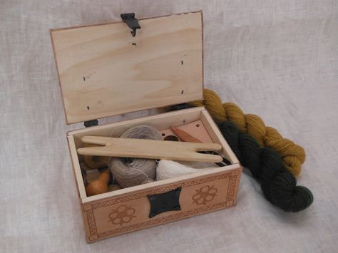 Medieval Sewing Kit, Medieval Tools, Sca Largesse, Leather Drawstring Bags, Medieval Crafts, Medieval Embroidery, Sewing Equipment, Viking Life, Embroidery Tools