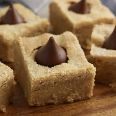 Peanut Butter Blossom Bars - Maria's Mixing Bowl Keto Pecan Pie Cheesecake Bars, Pecan Pie Cheesecake Fudge, Chocolate Dump Cake, Peanut Butter Squares, Peanut Blossoms, Sweet Potato Pecan, Sweet Potato Bread, Peanut Butter Blossom Cookies, Sweet Chicken