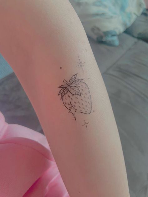 Strawberry Color Tattoo, Strawberry And Flowers Tattoo, Strawberry Aesthetic Tattoo, Minimal Strawberry Tattoo, Strawberry Tattoo Thigh, Small Strawberry Tattoo Simple, Heart Strawberry Tattoo, Cute Fruit Tattoos, Fineline Minimalist Tattoo