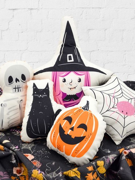 Halloween Pillows Diy, Halloween Sewing Crafts, Puffy Quilt, Halloween Bedroom, Halloween Sewing, All Hallows Eve, Halloween Quilts, Halloween Pillows, Textile Crafts