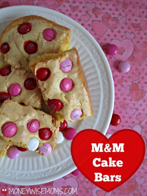 Quick and easy Valentine's Day party food. Make M&M Cake Bars and change up the colors for your party or the next holiday! M M Blondies, Winter Party Foods, Cake Mix Cookie, Cake Bars Recipe, Cake Mix Cookie Bars, M&m Cake, Peppermint Recipes, Cookie Exchange Recipes, Monday Funday