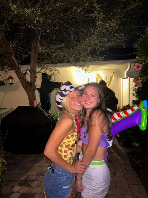 Bestfriends duo costume Iconic Duo Hoco Week, Woody And Buzz Lightyear Costume, Buzz Woodie Costume, Hallowrrn Costumes For 2, Cute Halloween Duo Ideas, Duo Halloween Costumes Blair And Serena, Womens Duo Costumes, Cute Halloween Costumes With Friends, Halowen Costums Bestie