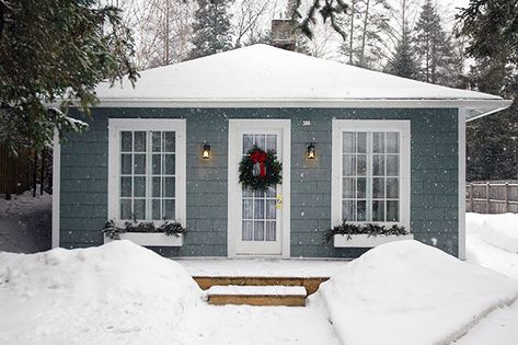 This Tranquil Little Cottage is Anyone's Dream House - Tiny Houses Skiing Photos, Garage Redo, Cabin Tree, Bathroom Cottage, Season Activities, Types Of Skiing, Tiny House Rentals, Granny Pods, Cottage Tiny House