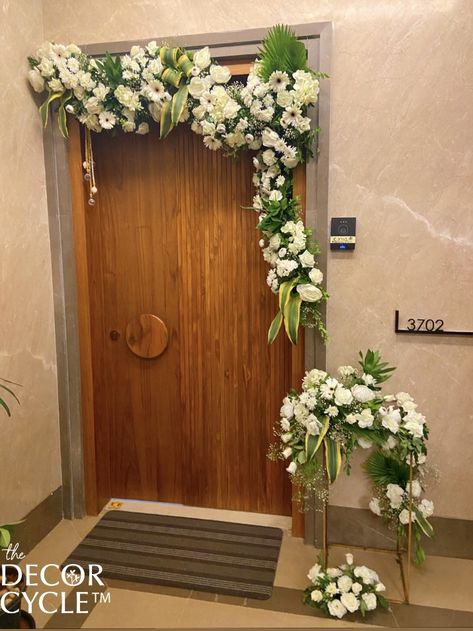 Home Entrance Decor Indian, Floral Entrance, Door Flower Decoration, Entrance Door Decor, Home Flower Decor, Gate Decoration, Diy Floral Decor, Diwali Decorations At Home, Wedding Doors