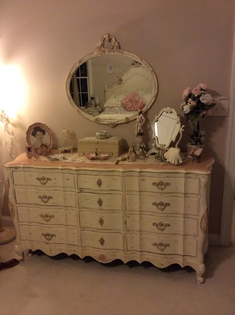 Coquette Dresser Decor, Dresser Coquette, Princesscore Bedroom, Coquette Dresser, Dresser Decor Aesthetic, Pink Vintage Bedroom, Dresser Aesthetic, Shabby Chic Dressers, Cozy Room Ideas