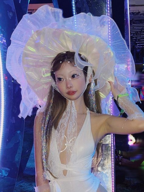 Pearlwhite Dreamy Jellyfish Hat Holographic Metallic Space - Etsy Australia Light Up Fairy Costume, Jellyfish Outfit Ideas, Jellyfish Hat Costume, Jelly Fish Costume Women, Jellyfish Makeup Look, Jellyfish Hat Drawing, Jellyfish Fashion Inspiration, Jellyfish Costume Women, Jellyfish Headpiece