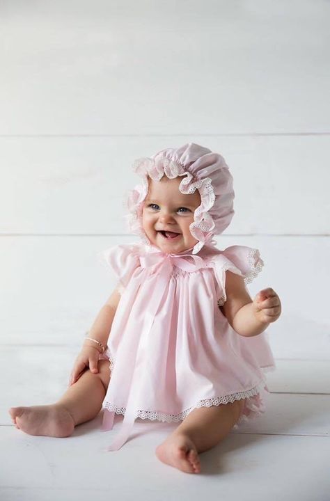 Diy 80s Costume, Old Money Baby Outfits, Vintage Baby Girl Outfits, Old Money Baby Girl Outfits, Baby Girl Vintage Outfits, Baby Victorian Dress, Baby Princess Dress Winter, Dress With Bonnet Baby, Coquette Baby Clothes