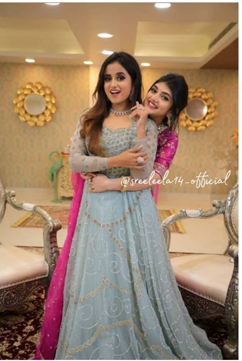 Sister Marriage Photo Pose, Marriage Poses With Friends, Poses With Sister Wedding, Friends Poses In Traditional, Photo Poses For Sisters Wedding, Bestie Wedding Poses, Bride And Best Friend Poses, Sisters Photoshoot Poses Traditional, Pose With Sister In Traditional