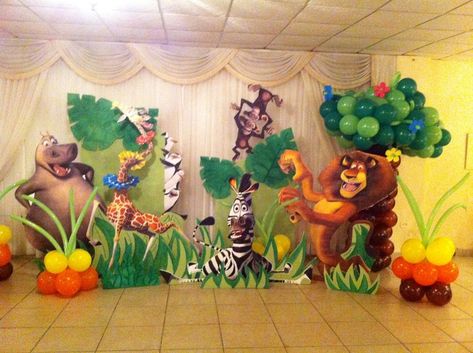 Madagascar Theme - 2 Stars Themes For Birthday, Madagascar Party, Birthday Party Planner, Jungle Theme Parties, Jungle Theme Birthday, Jungle Birthday Party, Party Deco, Jungle Birthday, Birthday Party Planning