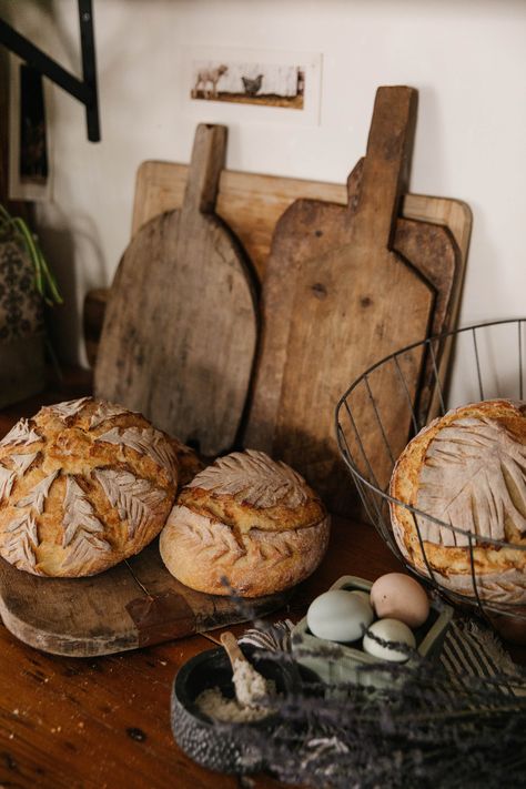 Turner Farm Sourdough, Sourdough Starter Aesthetic, Bakes Aesthetic, Sourdough Pictures, Sourdough Bread Aesthetic, Sourdough Aesthetic, Farm Life Photography, Farm Bread, Farmhouse Cooking