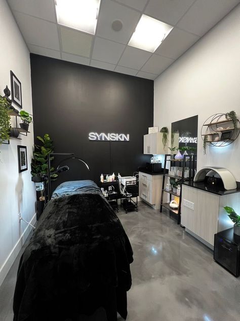 Solo Esthetician Room, Esthetician Studio, Solo Esthetician, Front Yard Flower Bed, Spa Room Ideas, Facial Room, Tech Room, Lash Room Decor, Beauty Room Salon