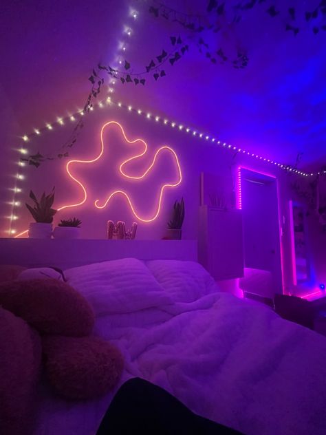 Blue Pink Room Aesthetic, Neon Bedroom Decor, Vibey Bedroom Aesthetic, Vibey Bedroom Ideas, Purple Themed Bedroom, Baddie Room, Purple Room Decor, Zimmer Diy, Neon Bedroom