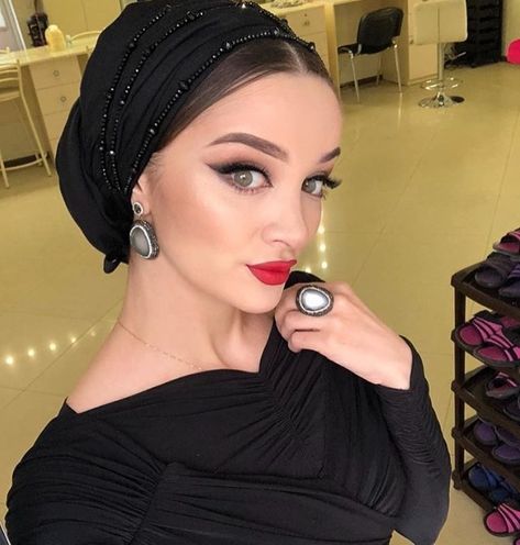 Turban For Wedding, Eid Outfit Ideas, Hijab Turban Style, Muslim Long Dress, Elegant Silk Dresses, Luxury Fashion Outfits, Estilo Hijab, Turban Hijab, Special Makeup