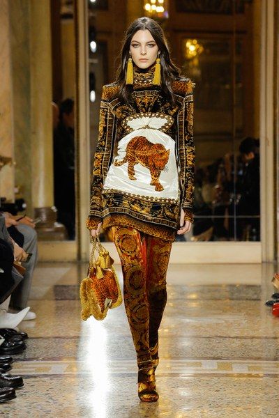 See the full Fall 2018 menswear collection from Versace. Vittoria Ceretti Versace, Haute Couture Style, Vittoria Ceretti, Mode Editorials, Mode Chanel, Fashion Week 2018, Versace Fashion, Men Fashion Show, Mode Inspo