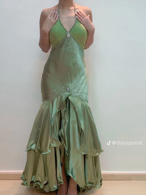 Formal Gowns Evening Dresses, Long Formal Gowns, Prom Dress Stores, Prom Dress Inspiration, Ball Gowns Evening, Pretty Prom Dresses, Vestidos Vintage, Green Vintage, Glam Dresses