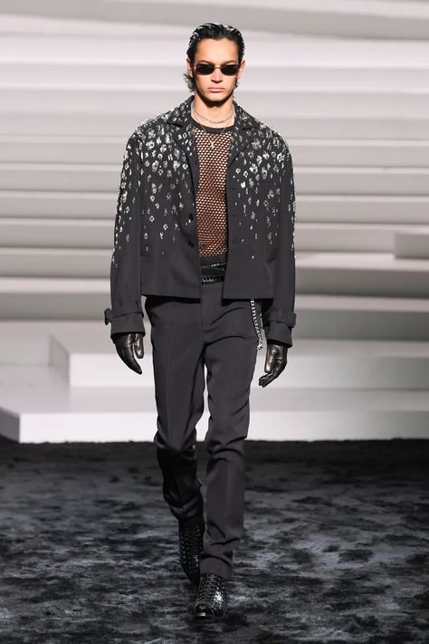 Versace Fall 2024 Ready-to-Wear Runway, Fashion Show & Collection Review [PHOTOS] Prom Outfits For Guys, Mens Runway Fashion, Runway Fashion Couture, Menswear Runway, Show Collection, Outfit Grid, Mens Fashion Week, Donatella Versace, Lakme Fashion Week