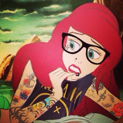 Imagine Ariel was A little bit nerdy and more then a bit of a punk. Emo Disney Princess, Disney Gone Bad, Hipster Princess, Emo Disney, Goth Disney Princesses, Disney Amor, Disney Punk, Goth Disney, Art Punk