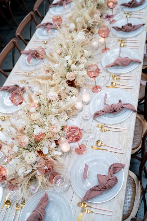 Pampas Grass Floral Arrangements with Dried & Bleached Botanicals Pampas Grass Floral Arrangements, Grass Floral Arrangements, Decorative Nails, Decorative Wallpaper, Decorate Christmas, Floral Runner, Grass Wedding, Tree Decorating, Wedding Arrangements