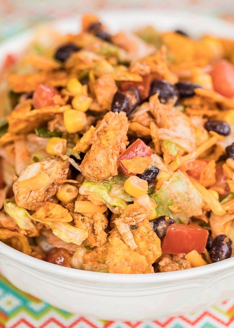 Doritos Chicken Taco Salad - you can't beat Doritos for dinner!!! Use a rotisserie chicken and this salad comes together in minutes! Great for a crowd! Just put a bowl out and let everyone graze! Chicken, corn, lettuce, black beans, taco seasoning, tomatoes, catalina dressing, ranch dressing and Doritos. SO good!! We never have any leftovers! Summer Potluck Recipes, Doritos Chicken, Catalina Dressing, Teriyaki Chicken Wings, Super Salad, Potluck Salad, Dorito Chicken, Chicken Taco Salad, Pasta Salad With Tortellini