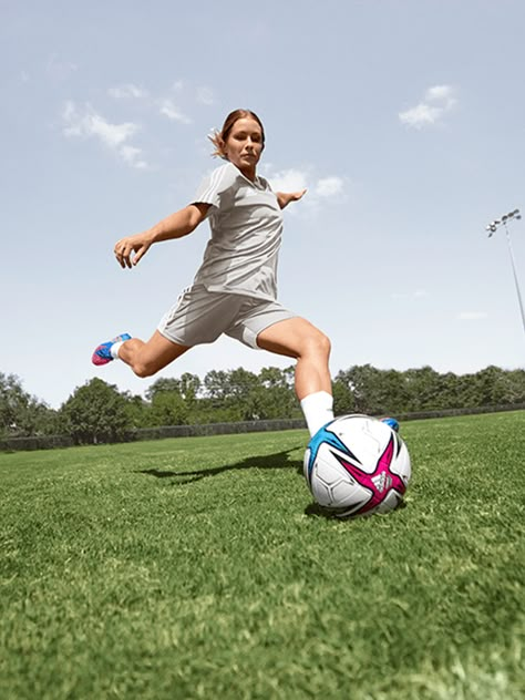 Soccer Photography Poses, Soccer Shoot, Soccer Poses, Sports Campaign, Football Poses, Women Athletes, Soccer Photography, Soccer Goalie, Winter Arc