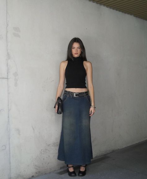 Dark Feminine Outfits Spring, Dark Denim Skirt Outfit, 2000s Inspired Outfits, Retro Street Style, Holographic Accessories, Chunky Platform Shoes, Dark Denim Skirt, Vintage Denim Skirt, Estilo Indie