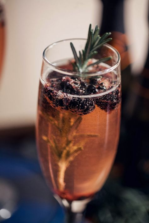 Voveti Blackberry Rosemary Cocktails — Suzanne Spiegoski Glace Fruit, Rosemary Cocktail, Easy Summer Cocktail Recipes, Champagne Recipe, Moscow Mule Recipe, Citrus Cocktails, Mule Recipe, Craft Cocktail, Fancy Cocktails