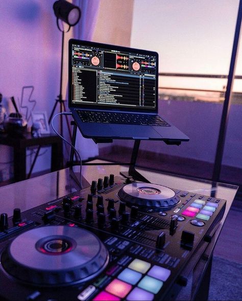 Music Streams Aesthetic, Dj Streaming Setup, Song Producer Aesthetic, Radio Studio Aesthetic, Dj Vision Board, Singing Career Aesthetic, Radio Dj Aesthetic, Independent Artist Music, Music Industry Business Aesthetic