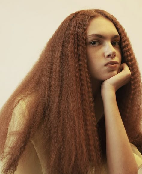 Big Crimped Hair, Hairstyles Crimped, Crinkle Hair, Hairstyle Photo, Marta Bevacqua, Ginger Models, Teased Hair, Chic Makeup, Big Curly Hair