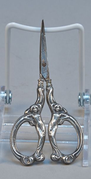 Antique  Scissors Antique Scissors, Vintage Scissors, Vintage Sewing Notions, Bijoux Fil Aluminium, Old Sewing Machines, Sewing Scissors, Antique Sewing Machines, Vintage Sewing Machines, Old Tools