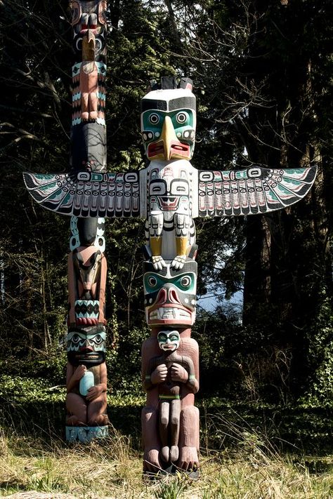 Pacific Northwest Totem Pole, Fictional Culture, Native American Totem Poles, Portfolio Moodboard, Native Decor, Native American Totem, Pacific Northwest Art, Totem Poles, Traditional Motifs