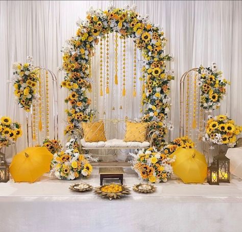 Sunflower Mehendi Decor, Haldi Flower Decoration, Modern Haldi Decor, Sunflower Haldi Decor, Holud Stage Decoration, Haldi Backdrop Stage Decorations, Haldi Ceremony Backdrop, Mayoun Decor, Haldi Stage