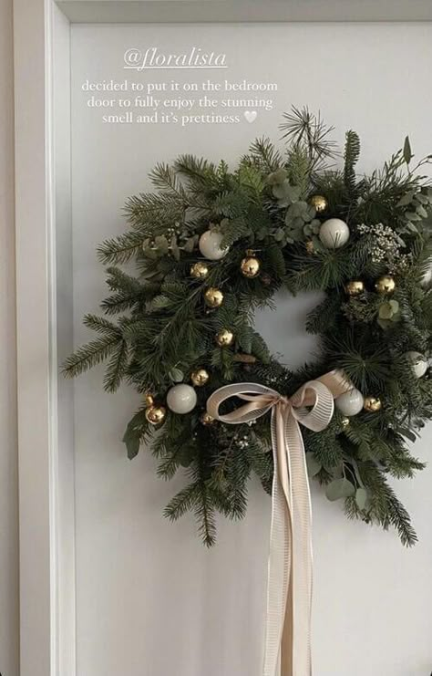 13 Best Christmas Wreaths Ideas To Recreate This Holiday Season Julkransar Diy, Joululahjat Diy, Jul Diy, Neutral Christmas Decor, Christmas Decor Inspiration, Christmas Themes Decorations, Christmas Interiors, Christmas Tree Inspiration, Christmas Inspo