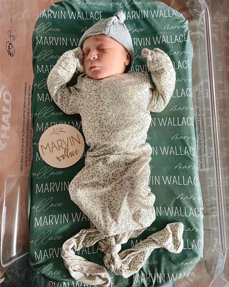 This birth announcement photo idea is so cute! I love the custom sign and swaddle for a baby boy. Click to get the birth announcement photo look! Birth Announcement Outfit, Announcement Outfit, Baby Boy Birth Announcement, Birth Announcement Photos, Newborn Announcement, Birth Photos, Birth Announcement Boy, Baby Birth Announcement, Body Ache