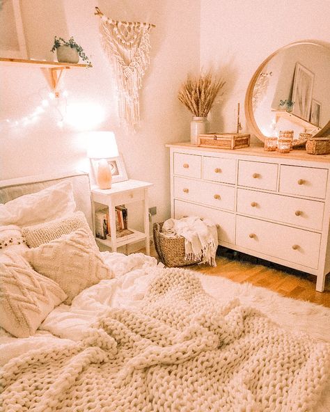 Teen Girl Room Makeover, Preppy Room Decor Amazon, Rooms Preppy, Room Toca Boca, Girl Room Makeover, Preppy Room Ideas, Room Decor Amazon, Room Ideas For Small Rooms, Classy Rooms