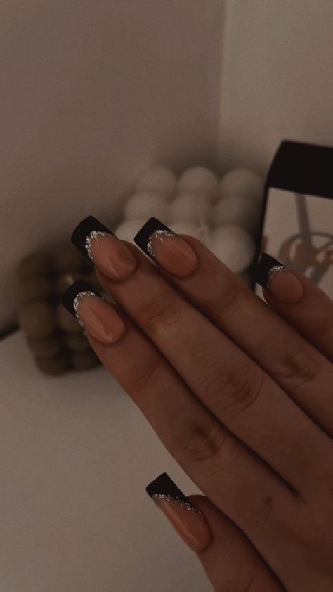 Black Dress Nails Color, Prom Nails That Go With A Black Dress, Black Tip With Glitter Nails, Black French Tips With Silver Glitter, Black Tip Nails Glitter, Black French Tip Nails By Skin Tone Range, Nails To Get With A Black Dress, Black Nail Sparkle, Silver Nails And Black