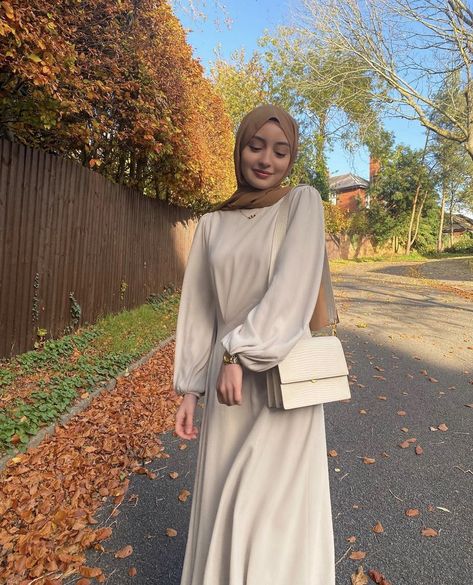 Hijabi Dresses Aesthetic, Beige Dress Outfit, Beige Hijab, Hijab Trend, Islamic Modest Fashion, Modest Outfits Muslim, Outfits Muslim, Estilo Hijab, Trend 2023