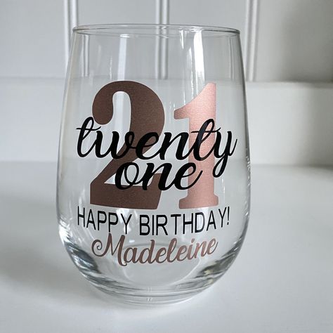 21st Birthday Party Ideas For Girls, Diy 21st Birthday Gifts, 21st Birthday Glass, 21 Birthday Wine Glass, Birthday Wine Glasses, Birthday Shots, Glitter Wine Glasses, Wine Glass Designs, Birthday Wine Glass