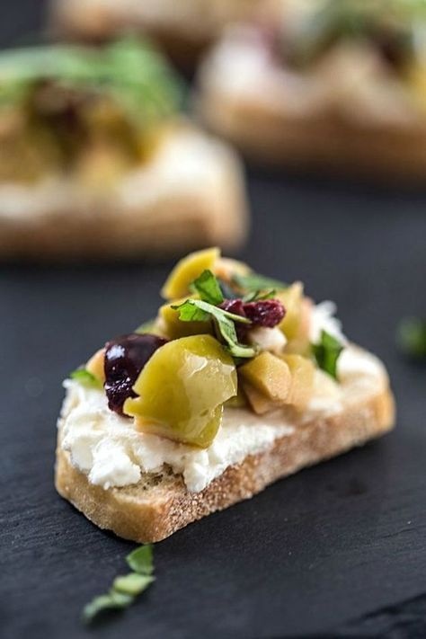 Mixed Olive and Whipped Feta Crostini - An incredibly easy appetizer that will wow your party guests! Whipped Feta Crostini, Feta Crostini, Canapes Gourmet, Crostini Appetizers, Pasta Per Pizza, Whipped Feta, Party Finger Foods, Small Bites, Party Foods