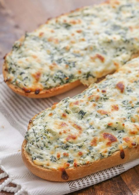 Spinach Artichoke Bread - a deliciously cheesy appetizer!! French bread covered in cheeses, sour cream, spinach, artichokes, and seasonings. Slice it up to serve as a side or appetizer for any meal or party. Spinach Artichoke Bruschetta, Spinach Artichoke Cheese Bread, Spinach Artichoke Sandwich, Grill Snacks Appetizers, Things To Make With French Bread, Italian Bread Appetizers, French Bread Dinner Ideas, Artichoke Bread Recipe, French Bread Appetizers